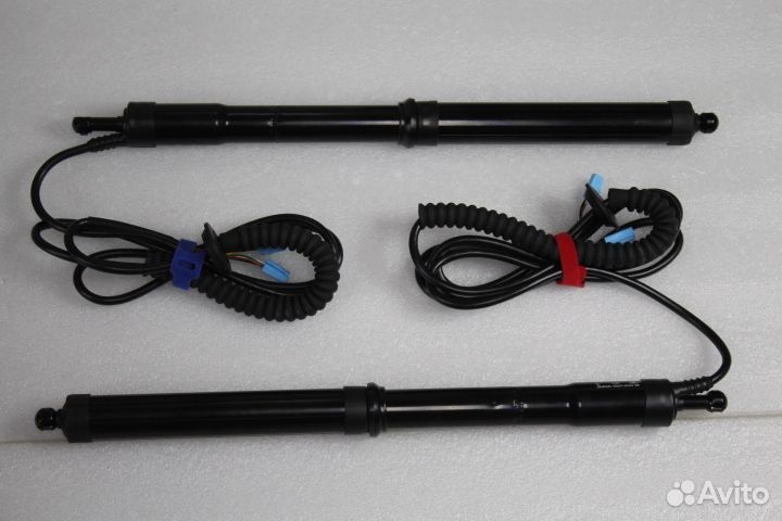 Toyota Land Cruiser 200 Доводчик багажника B4AQ8