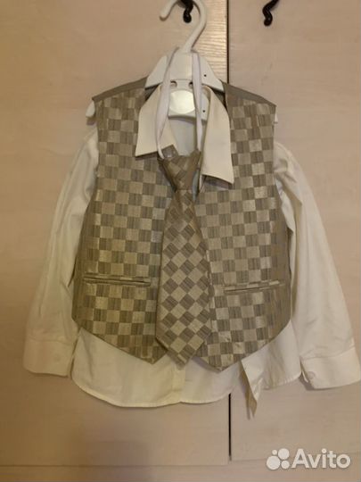 Костюм: пиджак, брюки, жилетка, рубашка, галстук