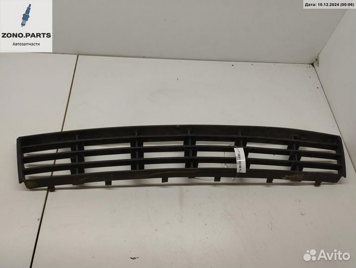 Решетка (заглушка) в бампер 8D0941700B на Audi A4 B5 (1994-2001)