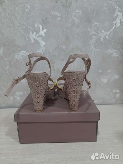 Босоножки танкетка 37