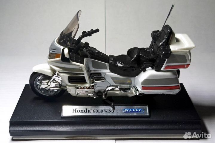 Модель мотоцикла honda Gold Wing 1:18 от Welly