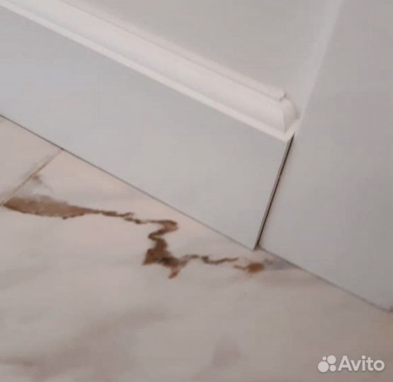 Монтаж напольного плинтуса