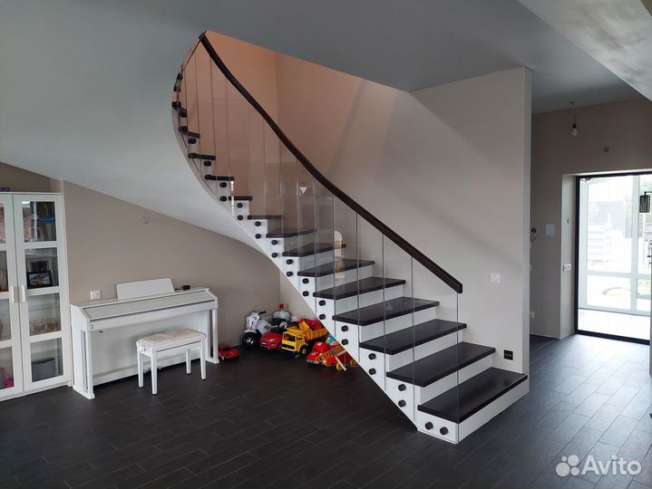 Лестница с ограждениями из стекла