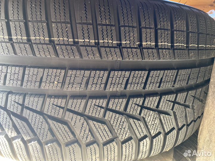 Hankook Winter I'Cept Evo2 W320A SUV 295/35 R23 108W