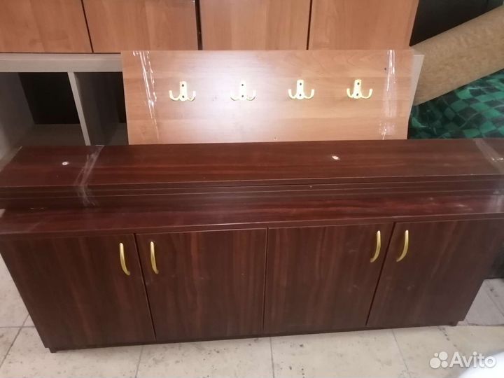 Вешалка на стене с тумбочками