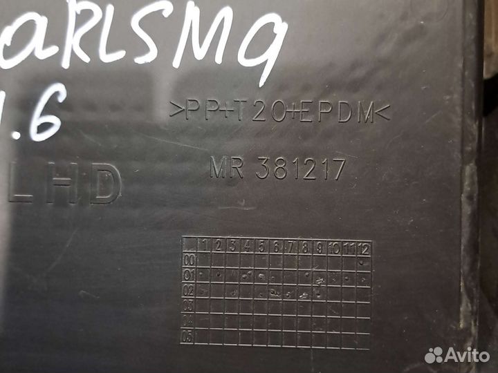 Центральная консоль между сидений Carisma