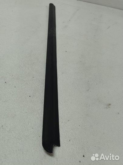 Уплотнитель стекла двери передний левый Renault