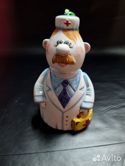Доктор фарфор статуэтка
