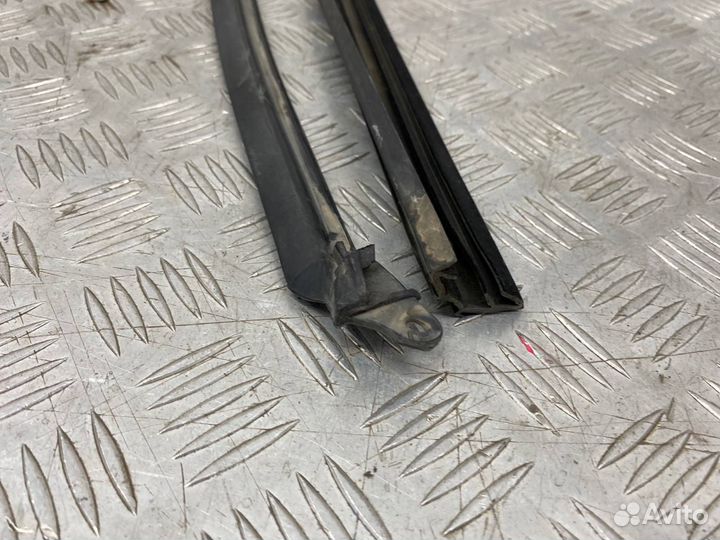 Б/У уплотнительная резинка стекла задний левый