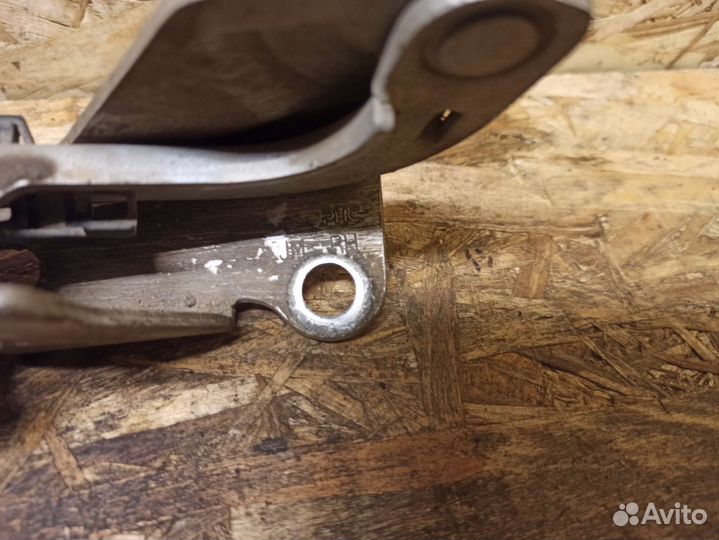 Петля капота правая Hyundai Tucson 1