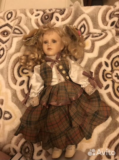 Кукла фарфоровая