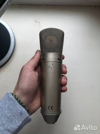 Студийный микрофон behringer