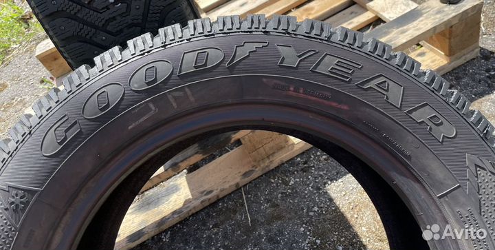 Goodyear UltraGrip 500 215/65 R16