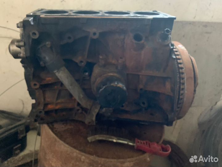 Двигатель в разобраном состоянии renault