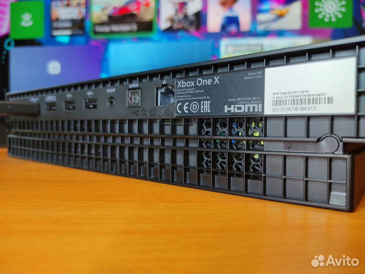 Xbox One X 1Tb. + 400 игр