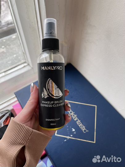 Сокдство для чистки кистей Manly