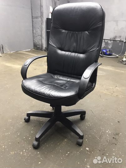 Офисное кресло руководителя