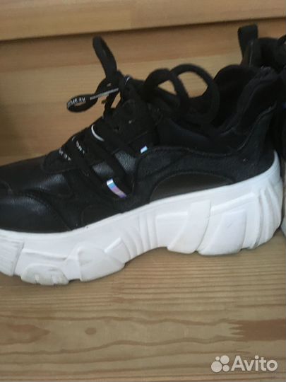 Кроссовки женские