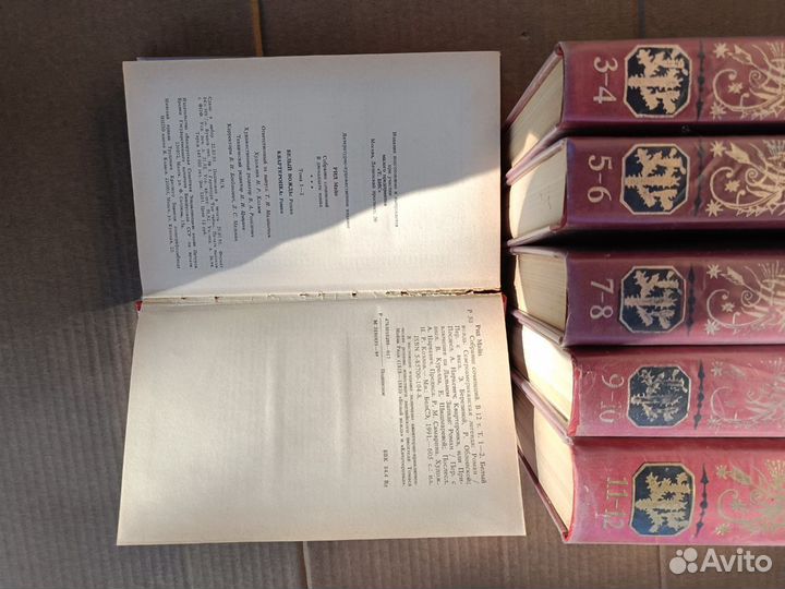 Много различных книг и сборников сочинений