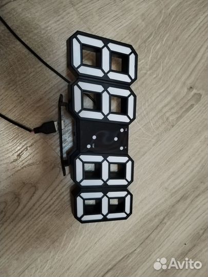 Электронные настольные часы