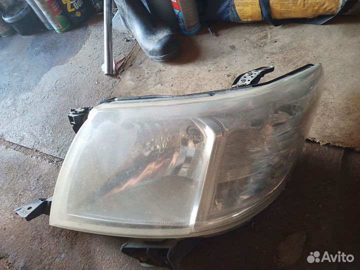 Фары головного света Toyota Hilux