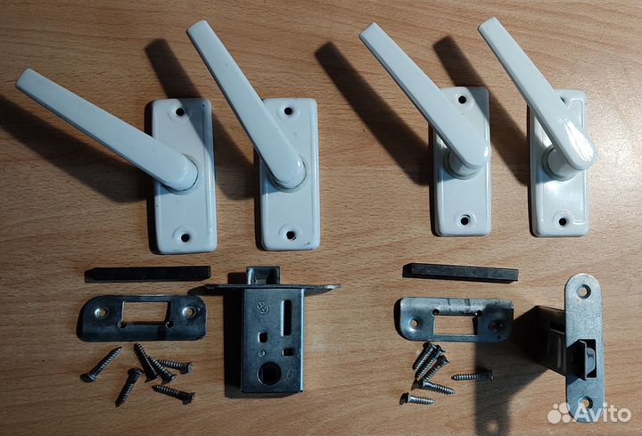 Ручка дверная металлическая с защелкой