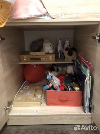 Детская кровать чердак со столом ящиками и полкой