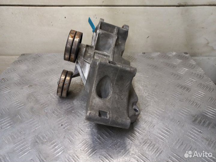 Кронштейн генератора Volkswagen Golf 4 1.4 75 Л.С