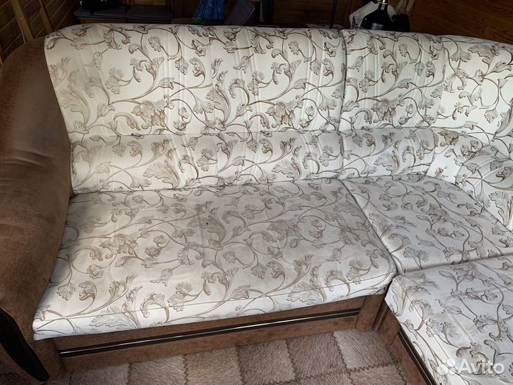 Угловой диван в хорошем состоянии