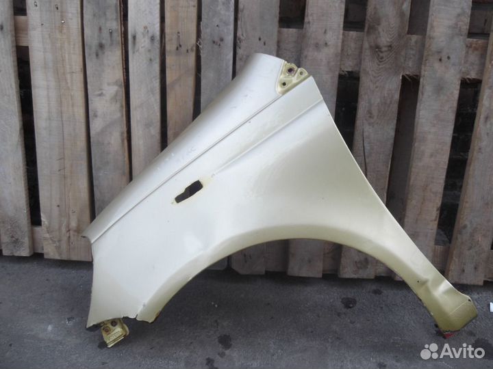 Крыло левое Toyota Yaris 2001