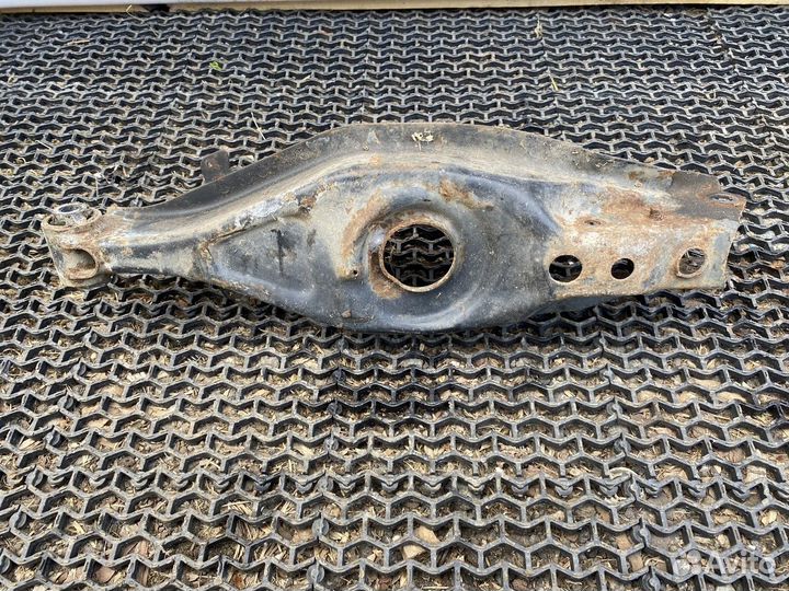 Рычаг задний правый под пружину Е210