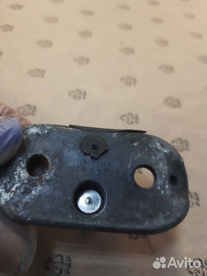 Ответная часть замка багажника Volkswagen Tiguan 1