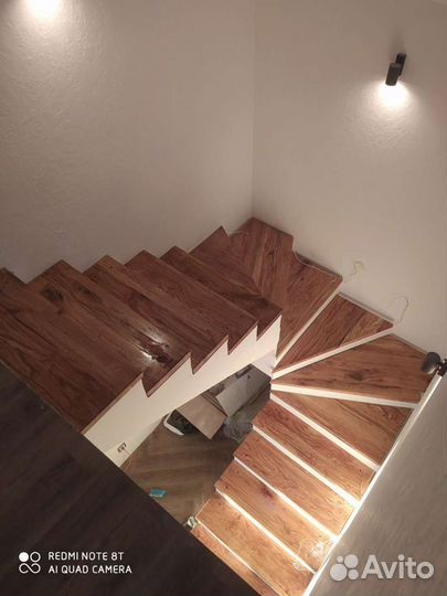 Лестница на второй этаж из массива дуба ступени