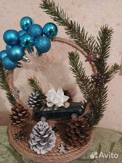 Новогодняя композиция с шарами и шишкамм