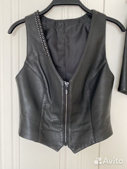 Костюм с шортами из натуральной кожи