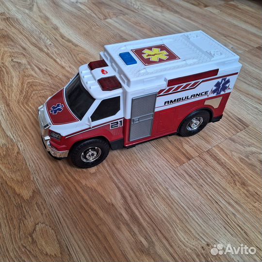 Машина скорой помощи со светом и звуком