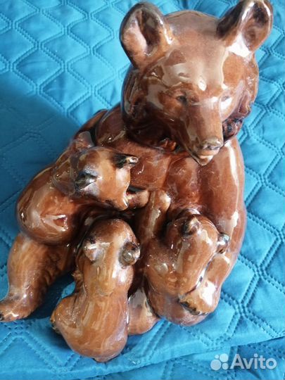 Скульптура медведица с медвежатами