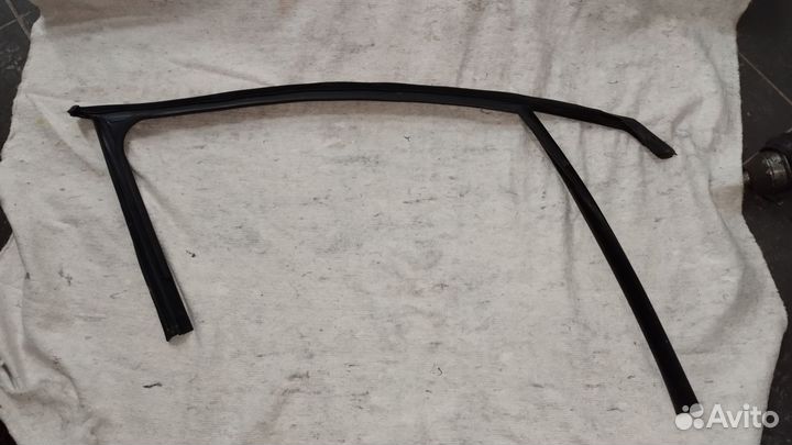 Уплотнитель стекла передней левой двери лада Xray