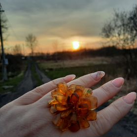 Кольцо с вставкой янтарь натуральный