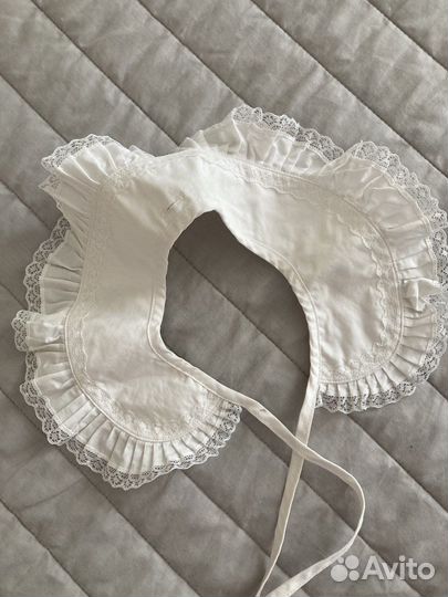 Красивый воротничок белый