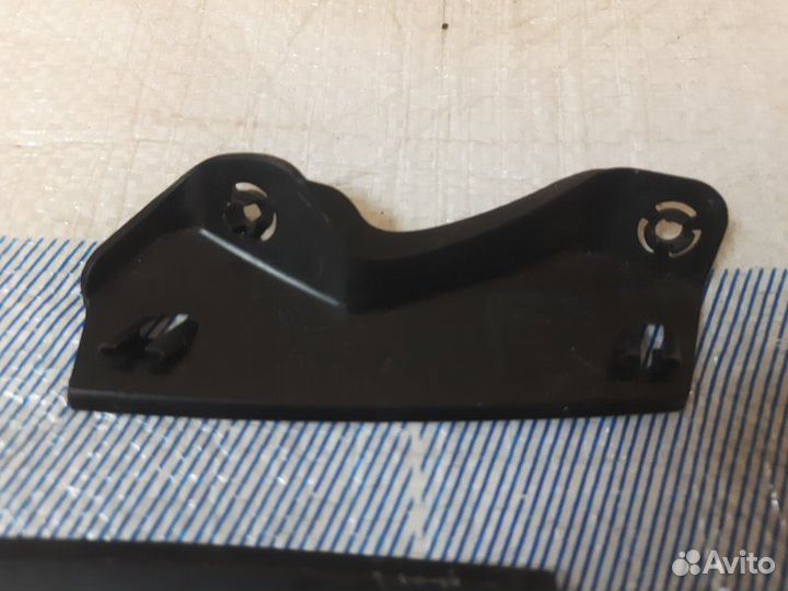 Кронштейн бампера передний Volkswagen Passat B6