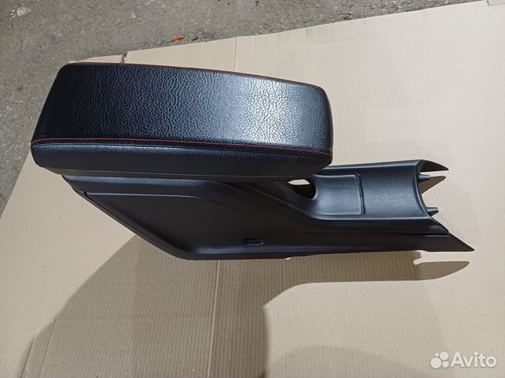 Подлокотник на LADA vesta