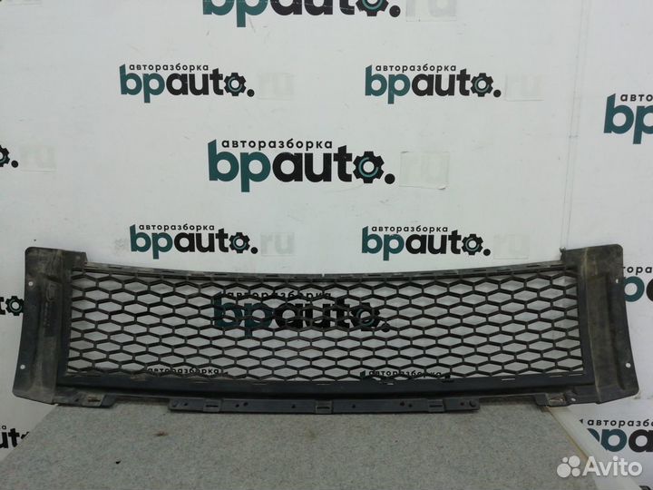 Решетка переднего бампера центральная