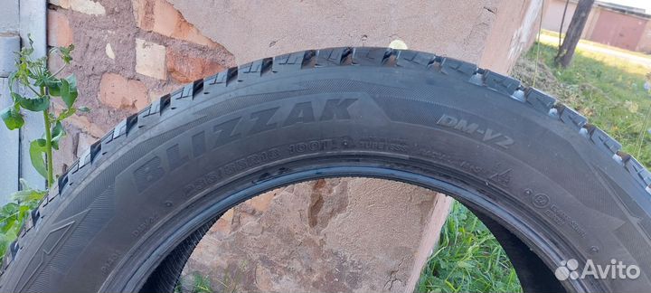 Bridgestone Blizzak DM-V2 235/55 R18 100T