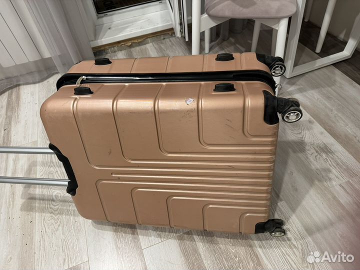 Чемодан на колесах размер m