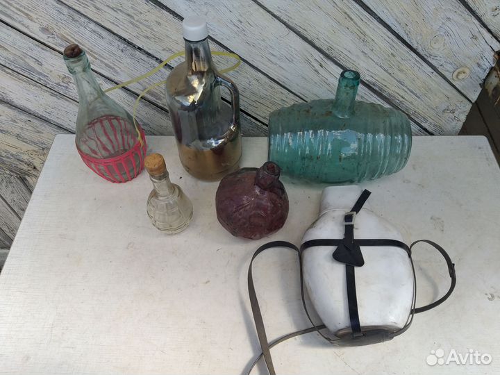 Старинные бутылки и кружка соты