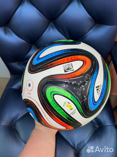 Футбольный мяч adidas brazuca