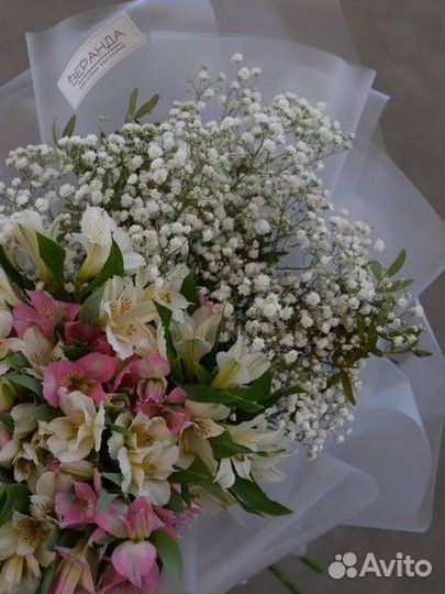 Букет из альстромерий и гипсофилы