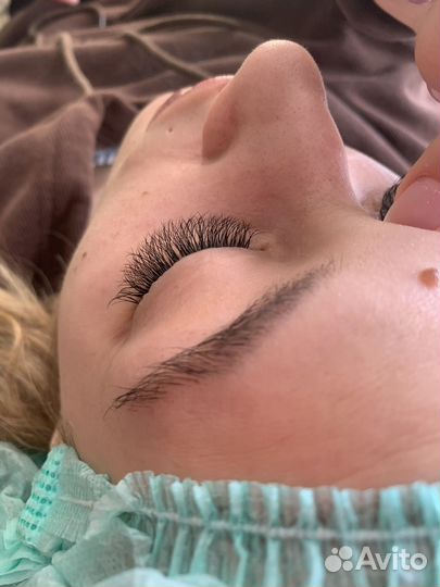 Наращивание ресниц и маникюр