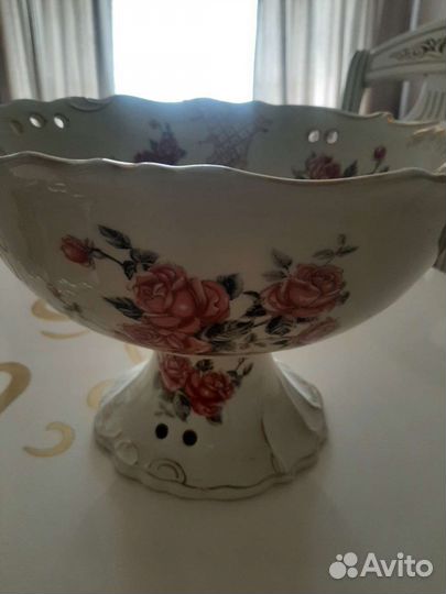 Ваза для фруктов на ножке